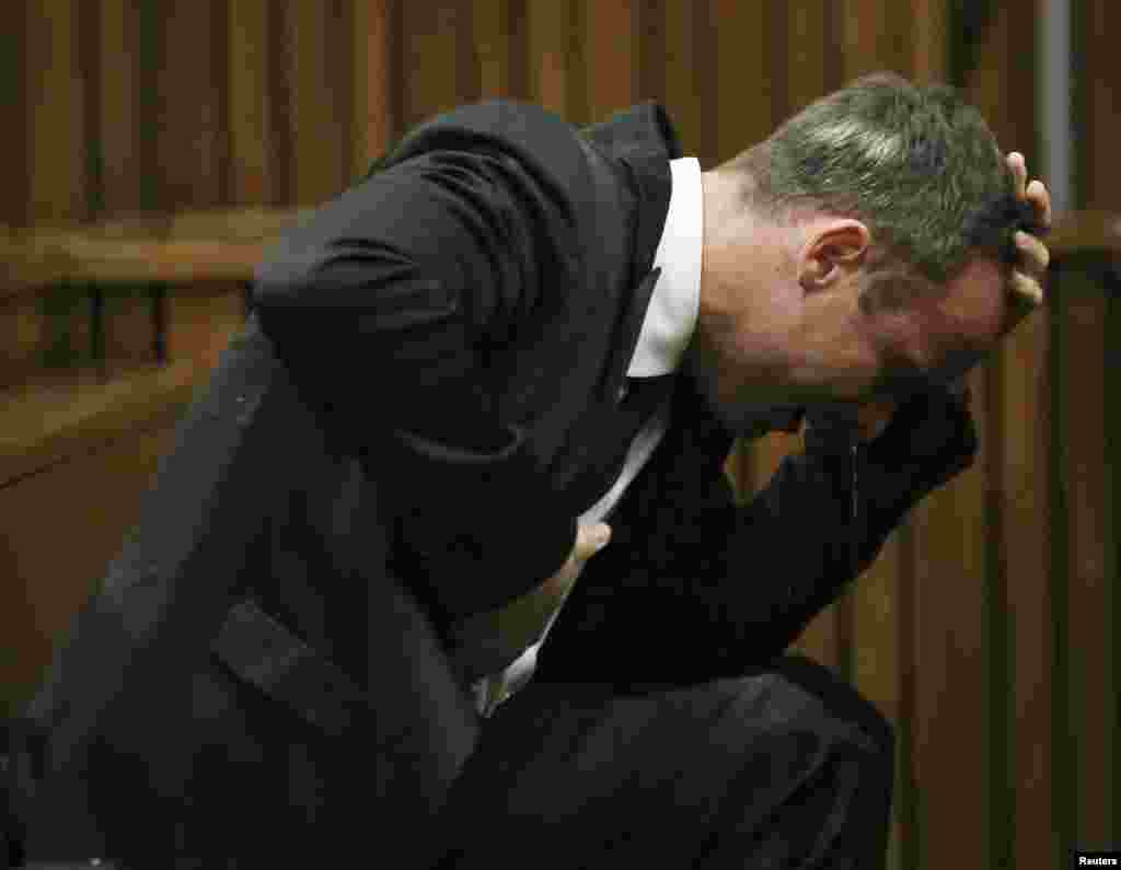 Oscar Pistorius becomes emotional during his trial at the high court in Pretoria, April 7, 2014. 