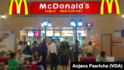 Restoran-restoran makanan cepat saji seperti McDonalds dan Pizza Hut populer di India.