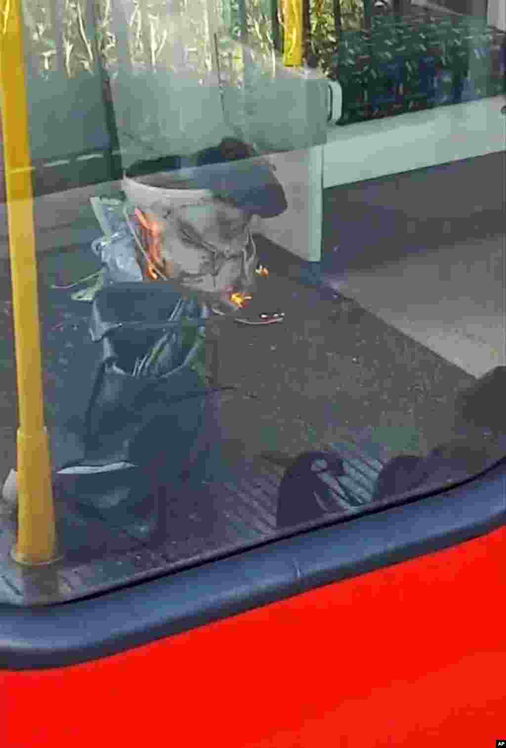 ٹرین میں دھماکے سے جلنے والی کچھ چیزیں دکھائی دے رہی ہیں