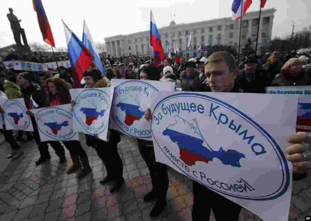 Pro-Russian supporters hold banners which read, &quot;For the future of Crimea in Russia&quot; during a rally in Simferopol, Crimea, Ukraine, March 9, 2014.&nbsp;