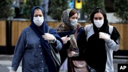 Phụ nữ Iran mang khẩu trang trên đường phố Tehran đề ngừa virus corona (ảnh chụp ngày 23/2/2020)