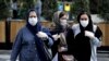 伊朗首都德黑兰妇女2月23日戴口罩过马路。