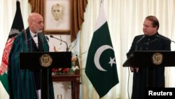 하미드 카르자이 아프가니스탄 대통령(완쪽)이 26일 파키스탄 이슬라마바드에서 나와즈 샤리프 파키스탄 총리와 회담했다.
