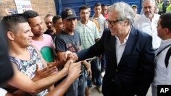 El secretario general de la OEA, Luis Almagro, saluda a migrantes venezolanos en un refugio en La Parada, Colombia, el 14 de septiembre de 2018.