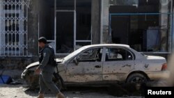 کابل میں ہونے والے حملے کے بعد ایک سکیورٹی اہلکار جائے وقوع کا جائزہ لے رہا ہے