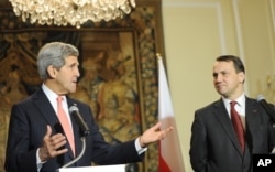 U.S. Secretary of State John Kerry, left, speaks during a press conference after talks with Polish Foreign Minister Radek Sikorski, right, in Warsaw, Poland, Nov. 5, 2013.
