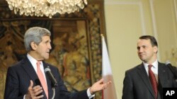 U.S. Secretary of State John Kerry, left, speaks during a press conference after talks with Polish Foreign Minister Radek Sikorski, right, in Warsaw, Poland, Nov. 5, 2013.