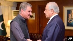 Shah Mehmood Qureshi (G) et Zalmay Khalilzad à Islamabad au Pakistan le 5 avril 2019.
