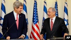 Menlu AS John Kerry (kiri) saat melakukan konferensi pers bersama PM Israel Netanyahu di Yerusalem hari Kamis (5/12). 