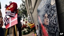 Un trabajador del cementerio coloca flores en el mausoleo de Michael Jackson en el Forest Lawn Cemetery en Glendale, California, el martes 25 de junio de 2019. Los fanáticos se reúnen para rendir homenaje al Rey del Pop en el décimo aniversario de su muerte.