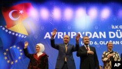 Recep Tayyip Erdoğan sa suprugom Emine i Bakir Izetbegović sa suprugom Sebijom, Zetra, Sarajevo, 20. maj 2018.