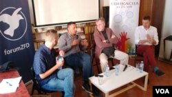 Panel "Nove generacije u susret nasleđenim problemima": Stefan Surlić (desno), FPN Beograd, Drago Pilsel (sredina), novinar iz Hrvatske i Srđan Šujica, kulturolog iz Banjaluke, u beogradskom Centru za kulturnu dekontaminaciju, 15. septembra 2018.