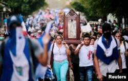 Los fieles participan en una marcha en apoyo de la Iglesia católica en León, Nicaragua, 28 de julio de 2018.