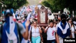 Nicaraguenses marchan en apoyo a la Iglesia Católica y sus obispos que han estado mediando en la violenta crisis en su país. León, julio 28 de 2018. La marcha en apoyo a los clérigos ocurrió paralelamente a una marcha de seguidores del sandinismo y policías en favor del gobierno.