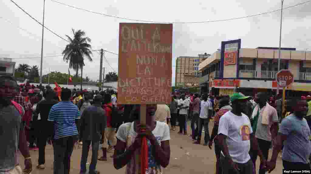 "Oui à l'alternance, non à la dictature" peut-on lire sur un panneau d'une manifestante dans les rues de Lomé, au Togo, le 4 octobre 2017. (VOA/Kayi Lawson)