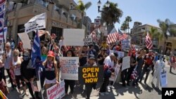 Demonstracije protiv naredbe o ostanku kod kuće u mestu Hantington Bič u Kaliforniji, 17. aprila 2020.