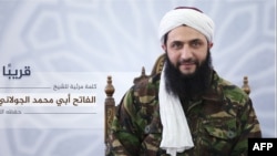Pemimpin kelompok 'Jabhat al-Nusra' Suriah, Abu Mohamad al-Jolani menampakkan diri di televisi al-Jazeera dari lokasi yang dirahasiakan, Kamis (28/7). 