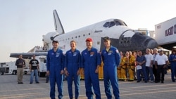 فضانوردان پس از فرود آمدن در مرکز فضایی کندی در ایالت فلوریدا. ۲۱ ژوئیه ۲۰۱۱