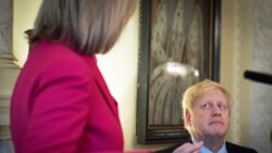 El primer ministro británico, Boris Johnson, escucha a la política británica Liz Truss durante un evento de panel y recepción para conmemorar el Día Internacional de la Mujer en Downing Street en Westminster, Londres, el jueves 5 de marzo de 2020.