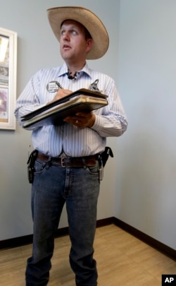 Người biểu tình vũ trang được đặt dưới sự chỉ huy của Ammon Bundy, một người trong gia đình đóng vai trò chính trong vụ giằng co năm 2014 về việc gia súc được quyền ăn cỏ trên đất của liên bang.