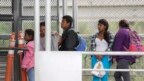Di dân đang xin tị nạn vào Mỹ đang đứng đợi trên cầu Quốc tế ở Mexico 