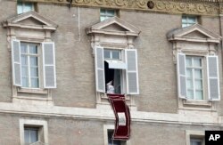 Desde la ventana de su estudio, el papa Francisco bendice a los peregrinos reunidos en la Plaza de San Pedro en el Vaticano, el domingo 28 de octubre de 2018. El Pontífice dijo que está de duelo con la comunidad judía de Pittsburgh, denunció la masacre en una sinagoga como un "acto inhumano de violencia" y rezó por el fin de las "llamas del odio" que lo alimentaron. (Foto AP / Andrew Medichini).