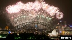 호주 시드니에서 2014년 1월 1일의 시작을 맞아 성대한 불꽃놀이가 열리고 있다.