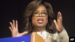 Oprah Winfrey visitó Georgia el jueves para recorrer vecindarios en Atlanta y mostrar su apoyo a la candidata demócrata a la gobernación Stacey Abrams. 