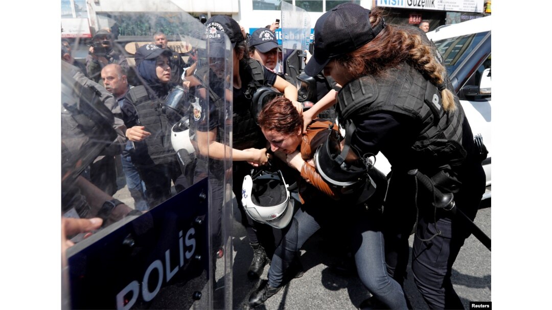 Polisi anti huru-hara Turki bentrok dengan sekelompok pengunjuk rasa saat mereka mencoba menentang larangan dan berpawai ke Lapangan Taksim untuk merayakan Hari Buruh Internasional atau May Day di Istanbul, Turki, 1 Mei 2018.