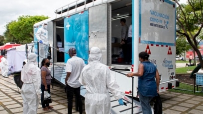 Personas sin hogar hacen fila para vacunarse contra el COVID-19 en un parque público de San José, capital de Costa Rica, en julio de 2021.