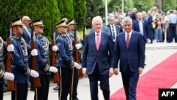 Президент Косово Хашим Тачи (справа) и бывший президент США Билл Клинтон перед церемонией награждения Клинтона медалью «Орден свободы», Приштина, Косово, 11 июня 2019 года