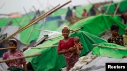Para perempuan di kamp pengungsi Rohingya di luar kota Sittwe, Myanmar. (Foto: Dok)