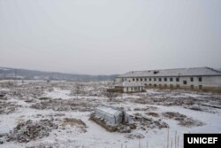 북한 함경북도 민송주 군이 살던 마을은 지난 홍수로 거의 파괴됐다. 유니세프가 26일 공개한 '북한 수해 복구 보고서'에 실린 사진이다.