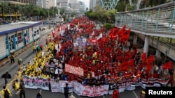 Anggota organisasi buruh dan mahasiswa Indonesia melakukan aksi protes di jalan utama jakarta, menolak pelanggaran hak asasi manusia, korupsi dan tindakan sosial dan lingkungan di Jakarta, 28 Oktober 2019. 