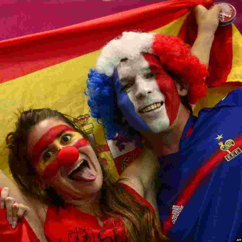 Fans of France and Spain's handball team pose ahead of the women's preliminary Group B handball match Norway vs Spain for the London 2012 Olympics Games on August 5, 2012 at the Copper Box hall in London. 