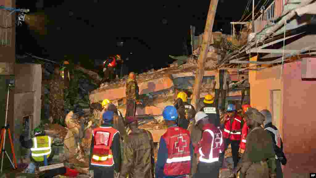 La Croix-Rouge kényane travaille sur le site de l&#39;effondrement à Nairobi, le 30 avril 2016.