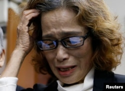 Bà Junko Ishido, mẹ của nhà báo Goto, khóc trong lúc trả lời các phóng viên tại tư gia của bà ở Tokyo, ngày 1/2/2015.