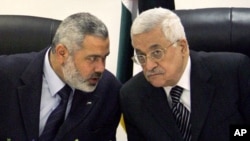 Palestinian Authority President Mahmoud Abbas, right, and senior Hamas political leader Ismail Haniyeh (file photo)