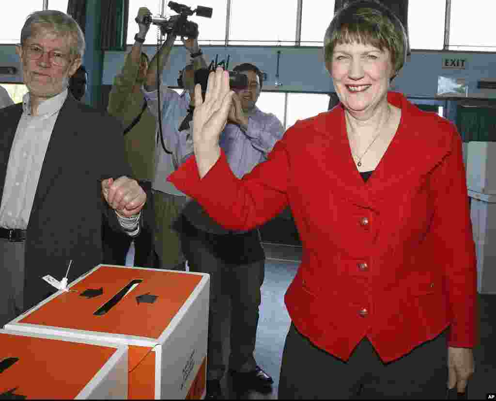Labour Party leader Helen Clark and husband Peter Davis vote in the New Zealand general election, Auckland, November 08, 2008. (AP)