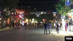 A quiet “Pub Street” that was once frequented by tourists in Siem Reap, Cambodia, March 17, 2020. (Hul Reaksmey/VOA Khmer) 