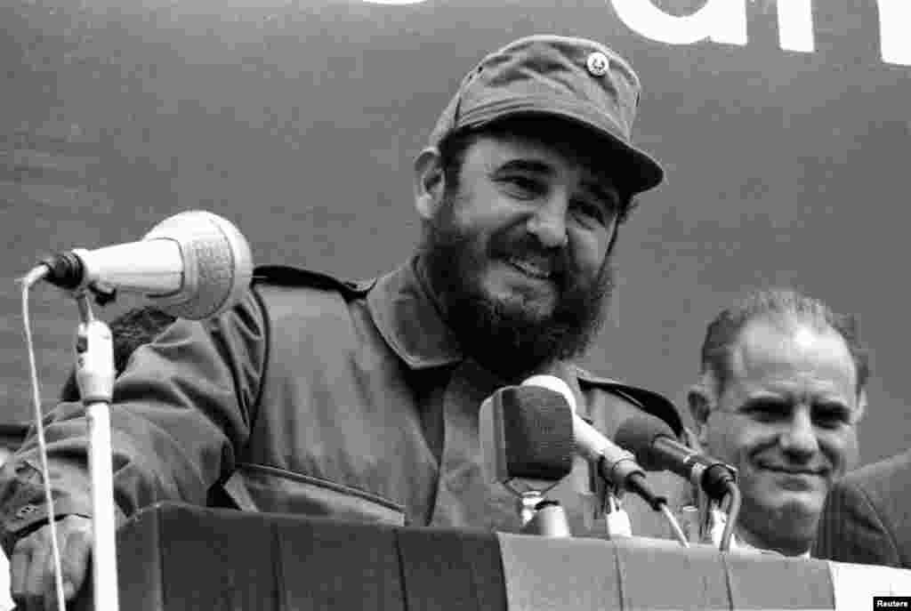 Fidel Castro donne un discours à une foule à Leuna, Allemagne de l'Est, en 1972.