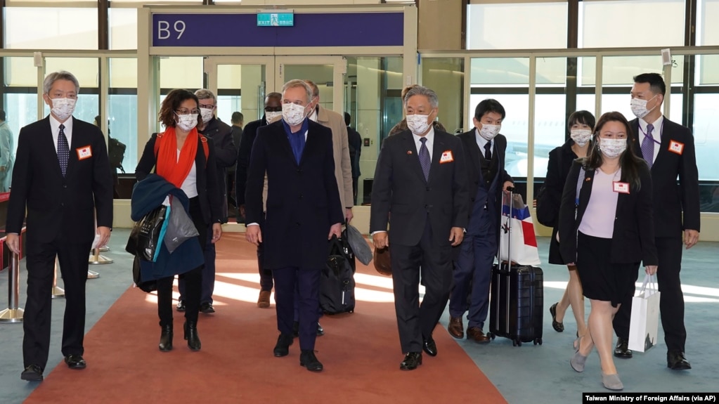 法国国民议会代表团抵达台湾桃园国际机场。（2021年12月15日）(photo:VOA)