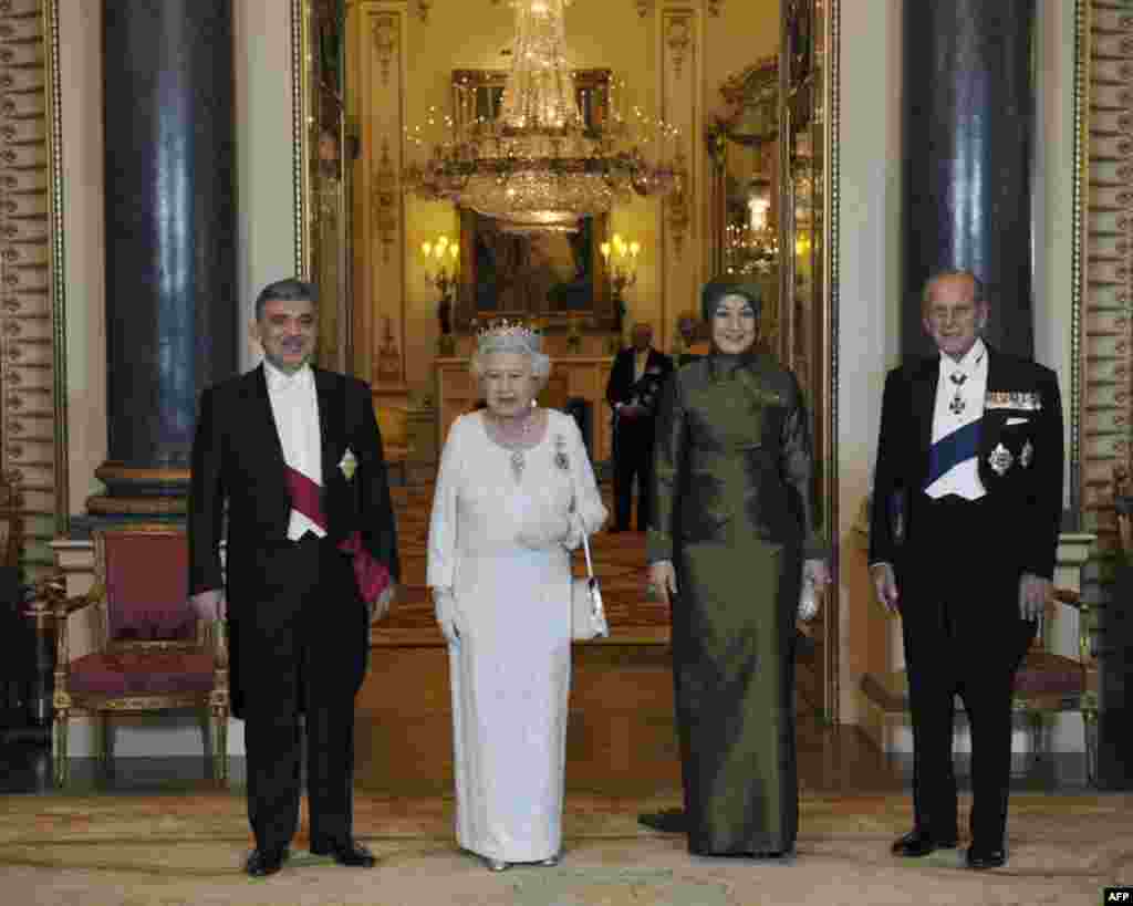 Britain's Queen Elizabeth (2nd L) with her husband Prince Philip (R), the Turkish President Abdullah Gul (L) and his wife Hayrunnisa in Buckingham Palace, London November 22, 2011. (REUTERS)