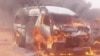 Le bus de la presse incendié, au Sénégal, le 11 fevrier 2019. (VOA/Seydina Aba Gueye)