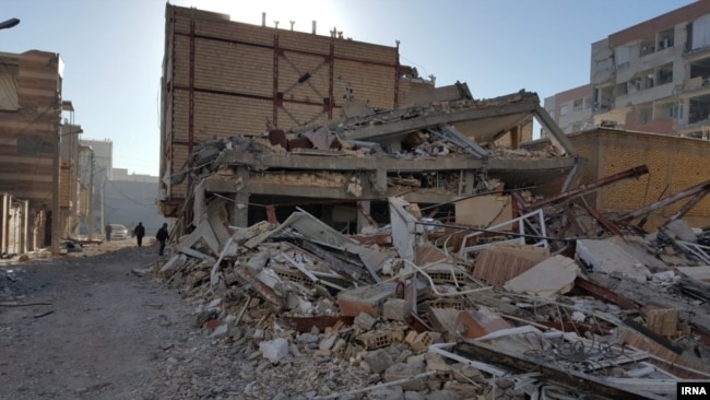 خبرگزاری ایرنا این عکس را از یکی از واحدهای مسکن مهر که در زله کرمانشاه تخریب شده، گذاشته. خانه های جدیدی که به نظر می رسد مقاومتی در مقابل زله نداشت.
