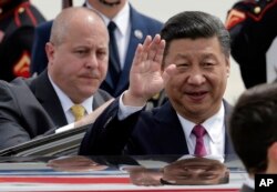 Chinese president Xi Jinping waves after arriving at the Palm Beach International Airport in West Palm Beach, Florida, April 6, 2017.