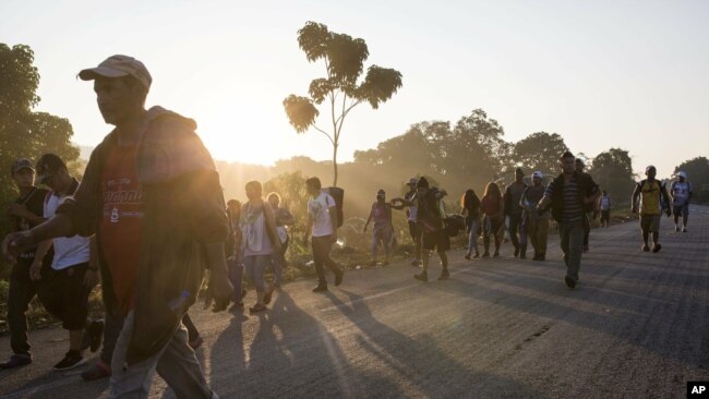 Migrantes centroamericanos se dirigen a Mapastepec, México.