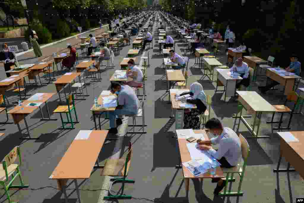 محصلان و دانش&zwnj;آموزان در شهر تاشکند در فضای آزاد امتحان می&zwnj;دهند