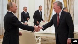 블라디미르 푸틴 러시아 대통령이 27일 러시아를 방문한 존 볼튼 백악관 보좌관과 모스크바 크렘린궁에서 만나 악수하고 있다.