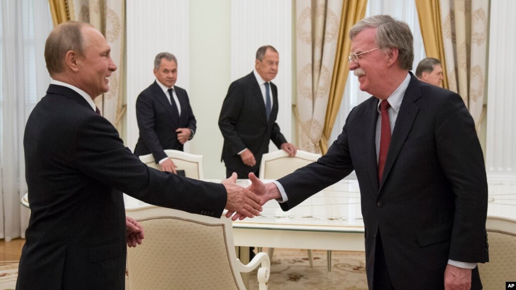 Bolton në Moskë për takimin e ardhshëm Trump-Putin
